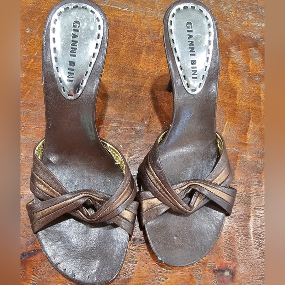 Size 6 Gianni Bini Strappy Leather Sandals - Picture 2 of 5